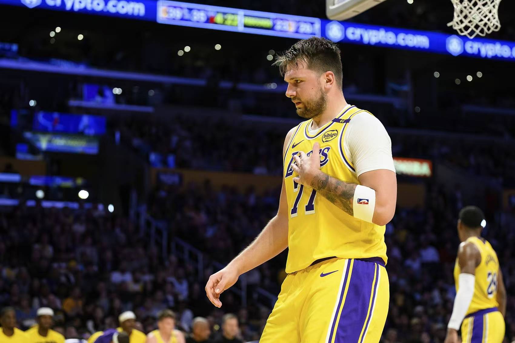 东契奇连续三场比赛得分超过爆冷，瑞士队不断突破！观众掌声雷动(东契奇三分球集锦)